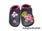 Preview: Lederpuschen dunkelblau-pink mit Namen links und Datums rechte Ferse dunkelblau sowie Stickerei Schildi 2 pink-rosa-hellgrün Schmetterlinge 
